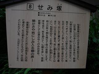 日本語、英語、ハングル、中文。小田急の駅の看板みたいだ