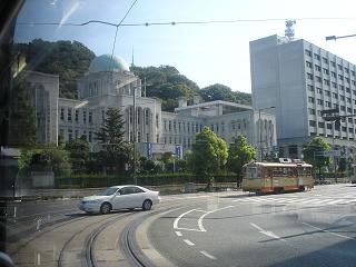 愛媛県庁と路面電車