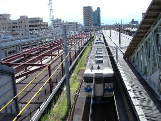 富山駅にて，工事中のホームと471系車両