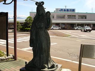 駅をバックに奴奈川姫の像