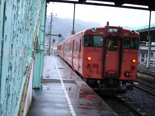 雨の中の山陰本線キハ47形、但し駅撮みたいなっ!!