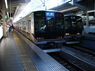 大阪にて撮影、普通列車