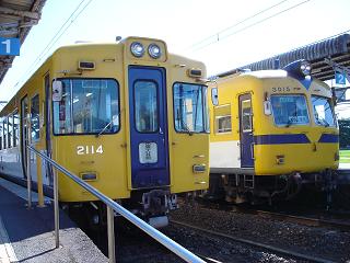 左のは2100系、右のは3000系、川跡駅にて