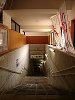 地下ホームへの階段