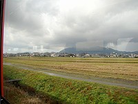 雲に覆われた弥彦山