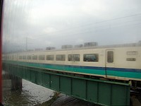 関川橋梁で特急北越号と擦れ違う