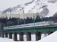 松川の鉄橋を渡る