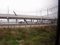 鹿児島本線と九州新幹線が近づく