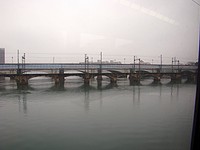 名島橋梁を渡る
