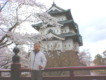弘前城をバックに記念撮影 （背景がいいと写りもいいかな？）