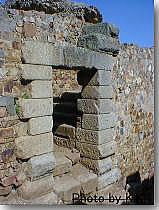 まぐさ石と切石の原始的な門