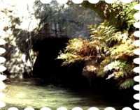 写真は飯盛山・戸ノ口堰洞穴です