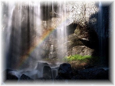 写真は滝に掛かる虹です