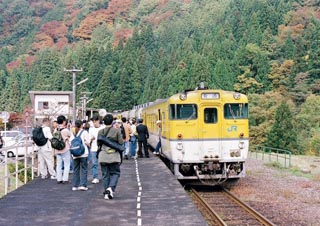 JR西日本・可部線（三段峡駅到着）