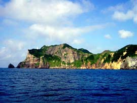 海から見る地球岬は綺麗ですね。