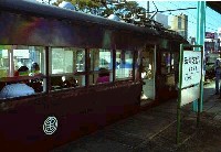 駅名標とデハ101