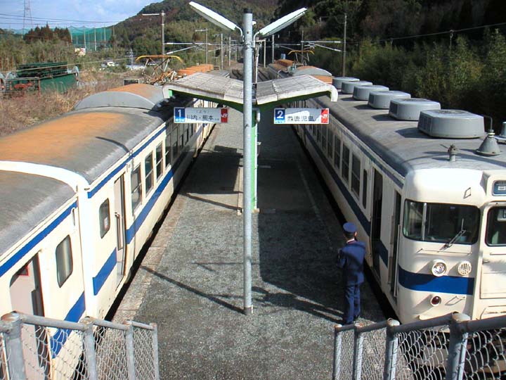 鹿児島本線木場茶屋駅での普通列車