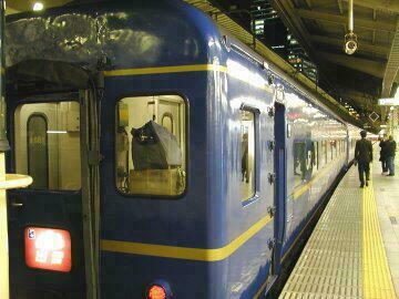 東京駅にて発車を待つ、「出雲」
