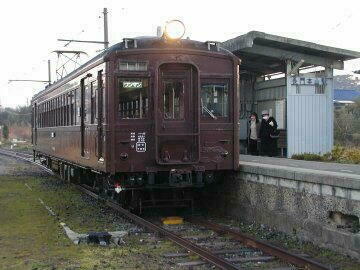 朝の長門本山駅に到着するクモハ42