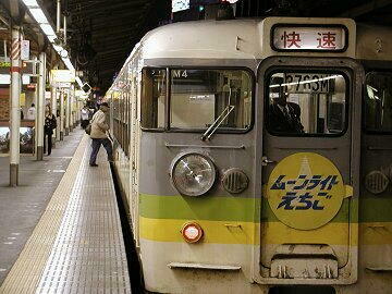 新宿駅にて、静かに発車の刻を待つ