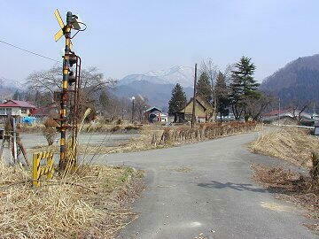 駅はずれにある踏切跡から駅舎側を望む
