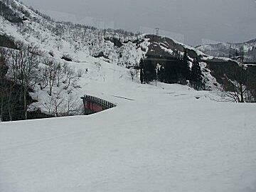 雪に埋もれる道路と橋