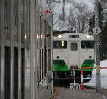 大白川駅で上りの最終列車と行き違う