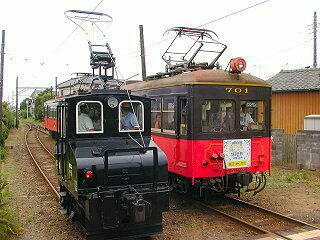 電車と比べるとその小ささが際立ちます