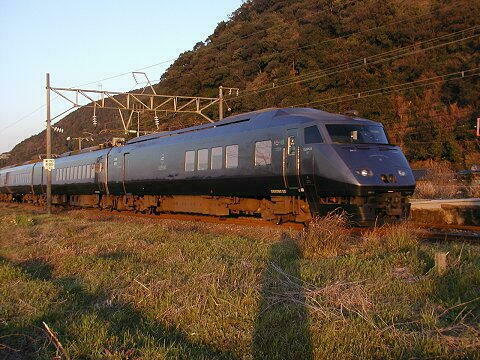 肥後二見駅にて、夕陽を受けて疾走