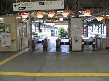 古いつくりの駅内部に自動改札機が
