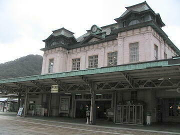 国の重要文化財にも指定された、重厚な駅舎