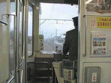 車内から前方を垣間みる
