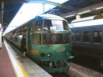 博多駅にて。発車前の打ち合わせ