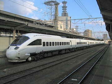 こっちは８８５系「（白い）ソニック」