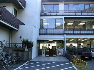 おね〜ちゃん、ここは児童書のコーナーだよ?