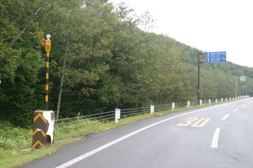 左のトラ塗りのポールの根元に注目
