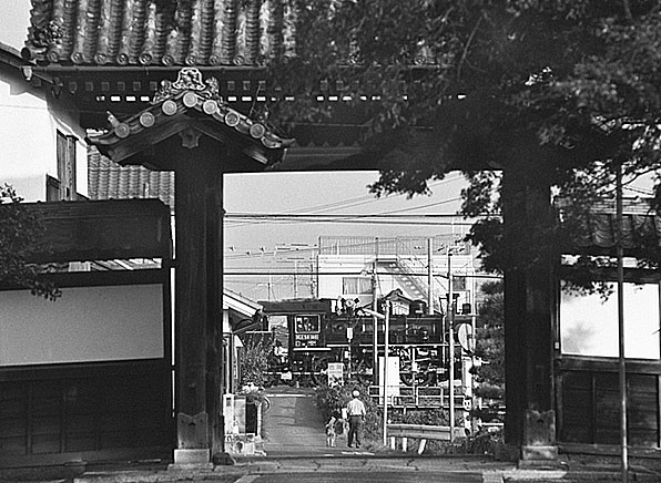 浄厳院山門・安土にて